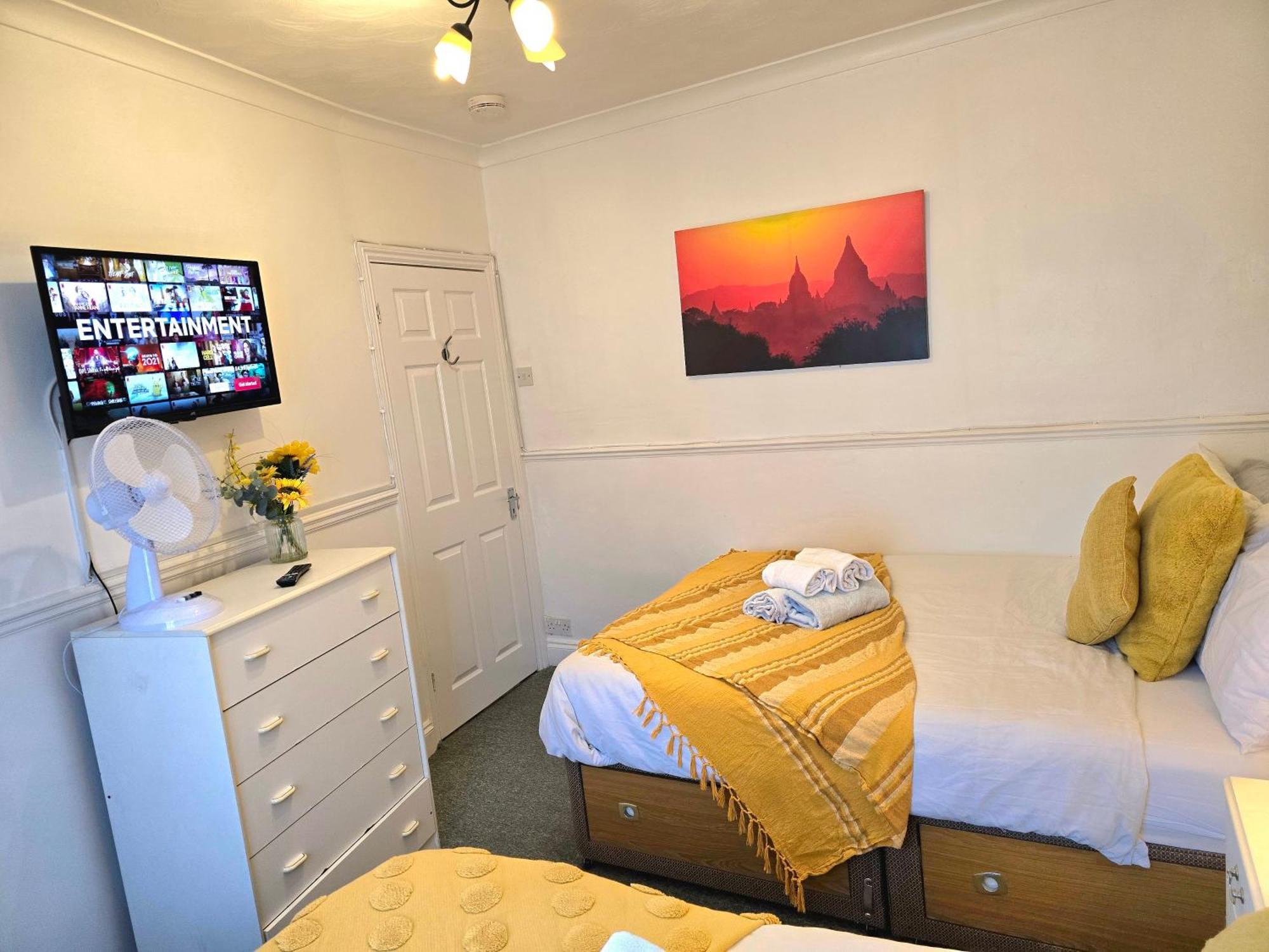 Gillings Villa -Perfect For Long & Short Stays Gillingham  Extérieur photo